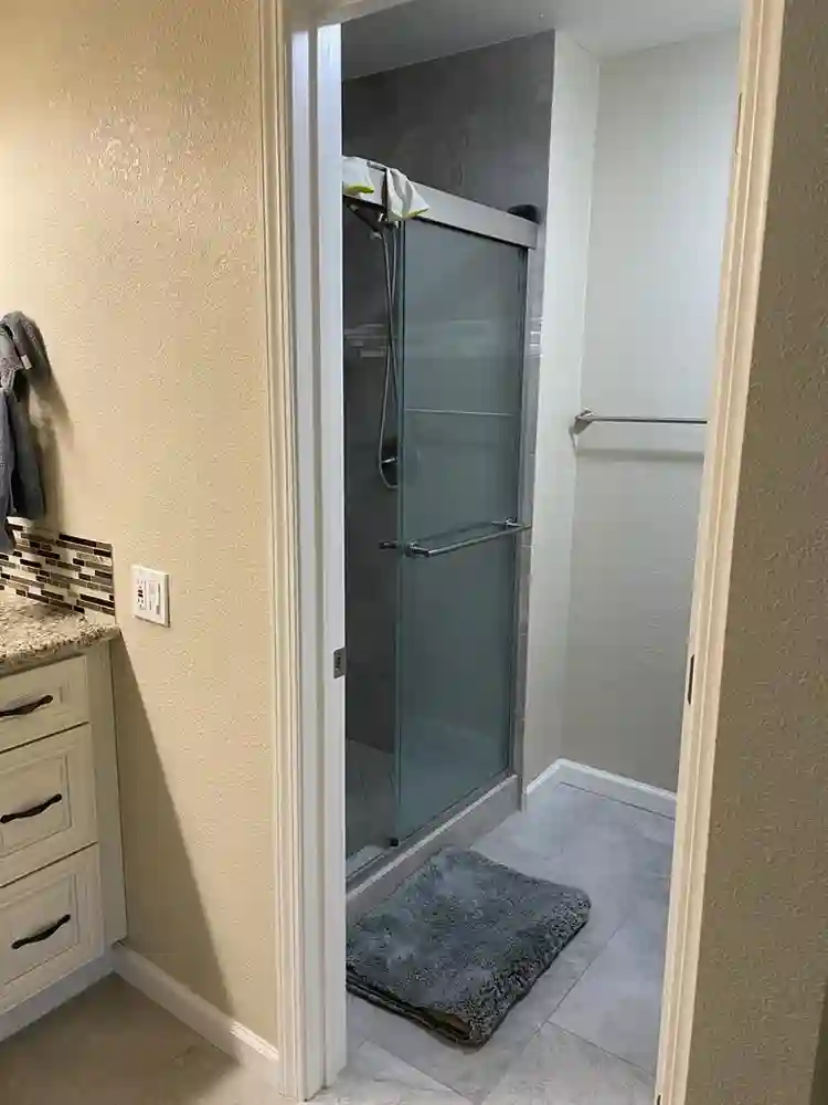 Primary bed & bath! Utilities incl.