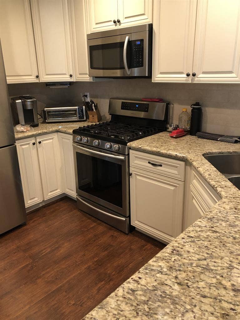 Primary bed & bath! Utilities incl.