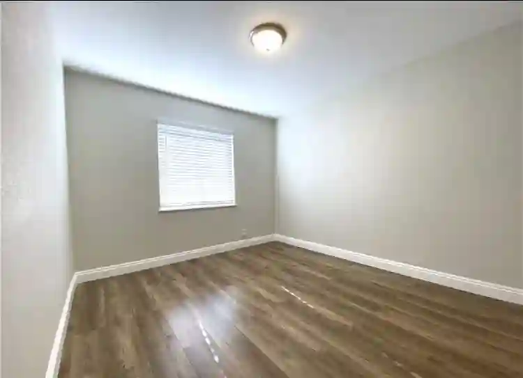 Decent size room in Santa Ana