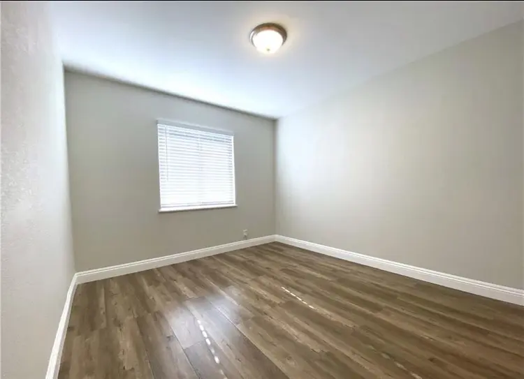 Decent size room in Santa Ana