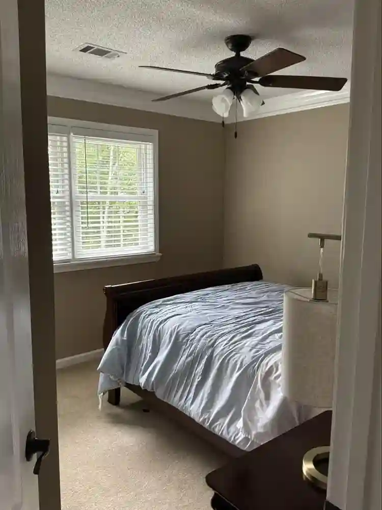 Habitacion disponible para mujer