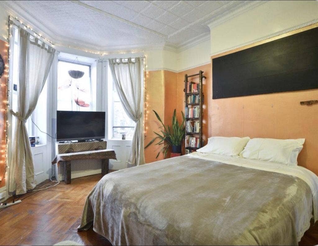 Beautiful XL Unfurnished Room