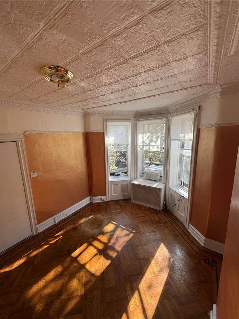 Beautiful XL Unfurnished Room