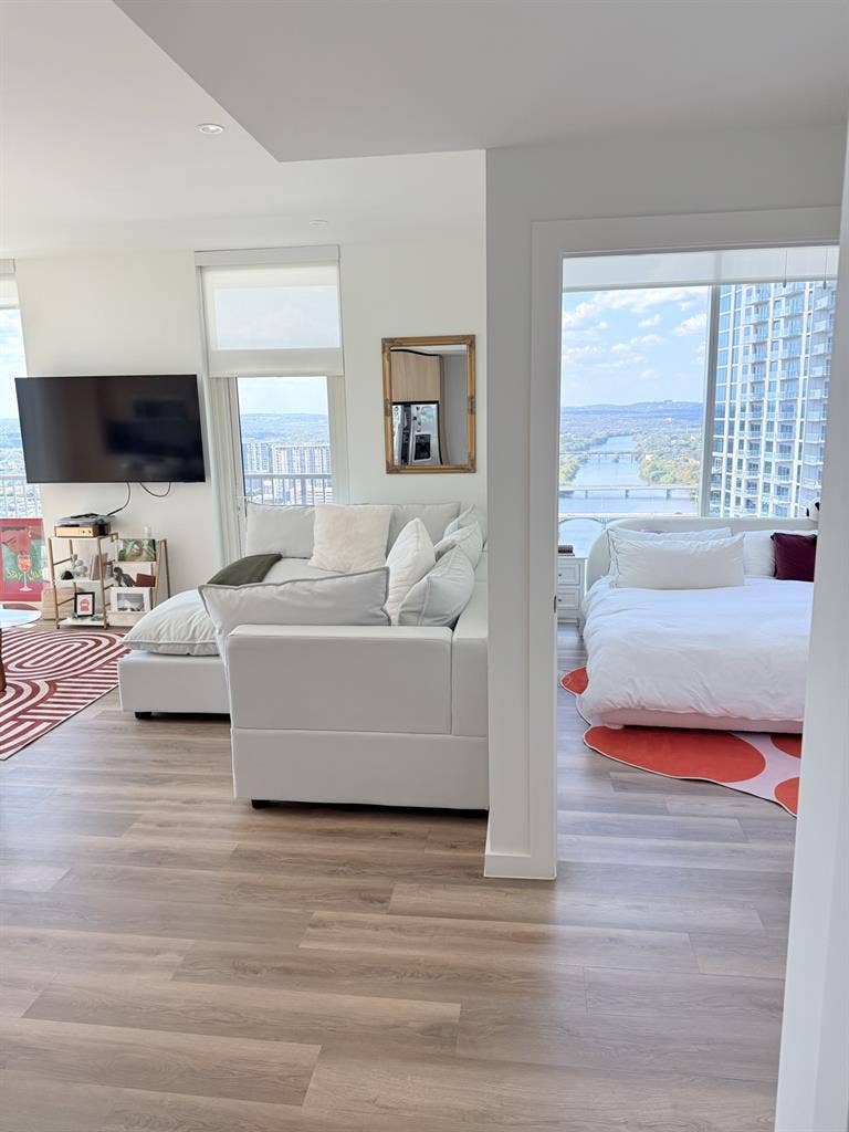 2 BED DOWNTOWN - LAKE VIEWS