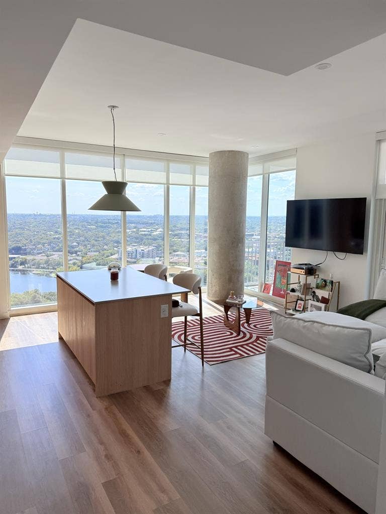 2 BED DOWNTOWN - LAKE VIEWS