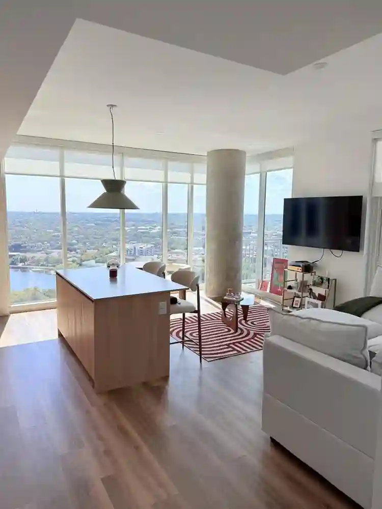 2 BED DOWNTOWN - LAKE VIEWS