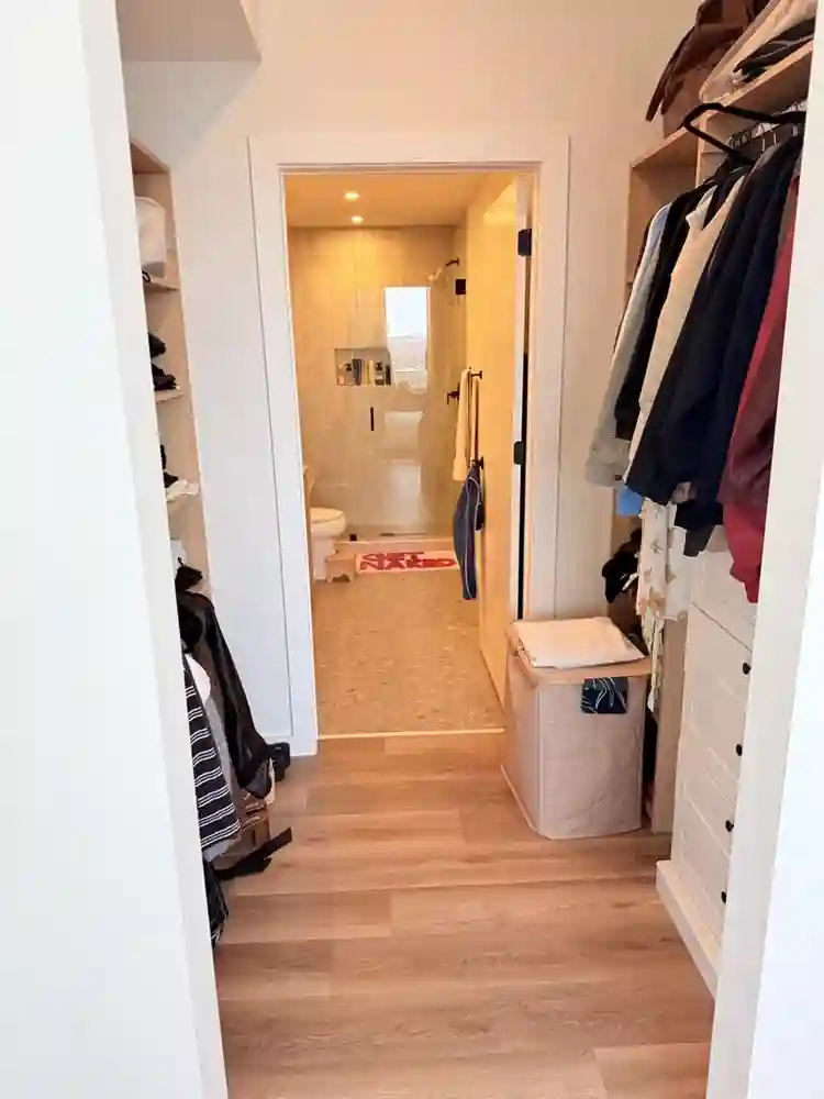 2 BED DOWNTOWN - LAKE VIEWS