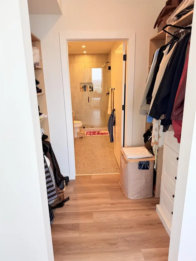 2 BED DOWNTOWN - LAKE VIEWS