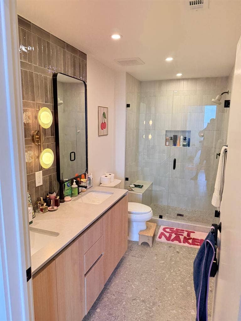 2 BED DOWNTOWN - LAKE VIEWS