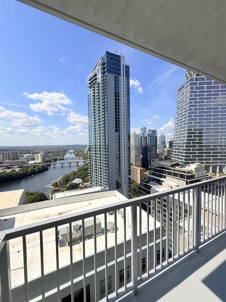 2 BED DOWNTOWN - LAKE VIEWS