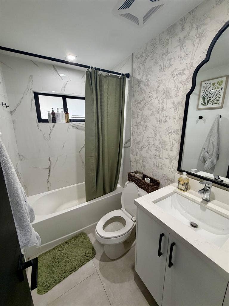 Large room w/Kingbed East Boca Home