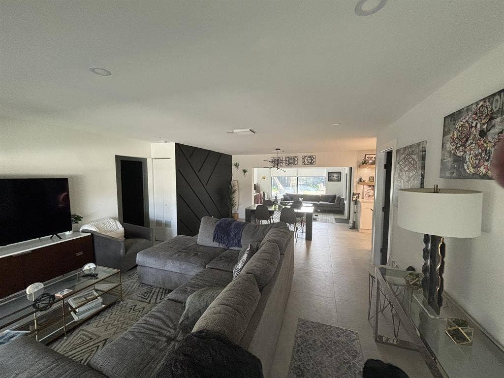 Large room w/Kingbed East Boca Home