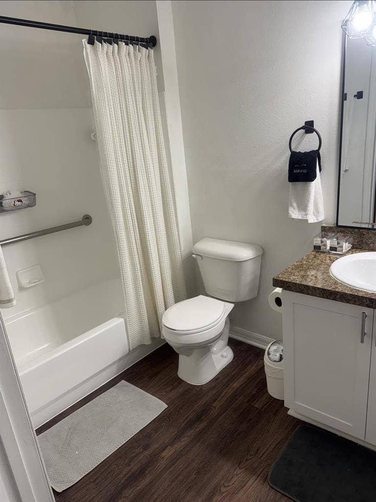 looking for a female roommate