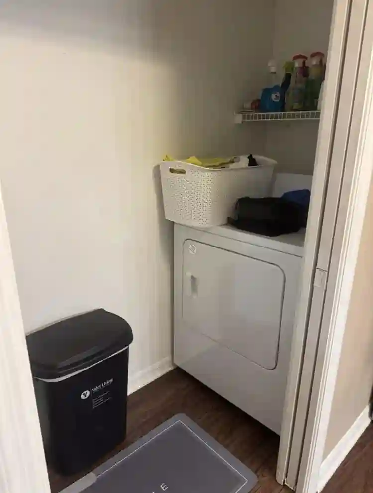 looking for a female roommate