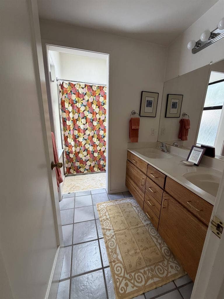 Charming 2 BR 2BA home room to rent