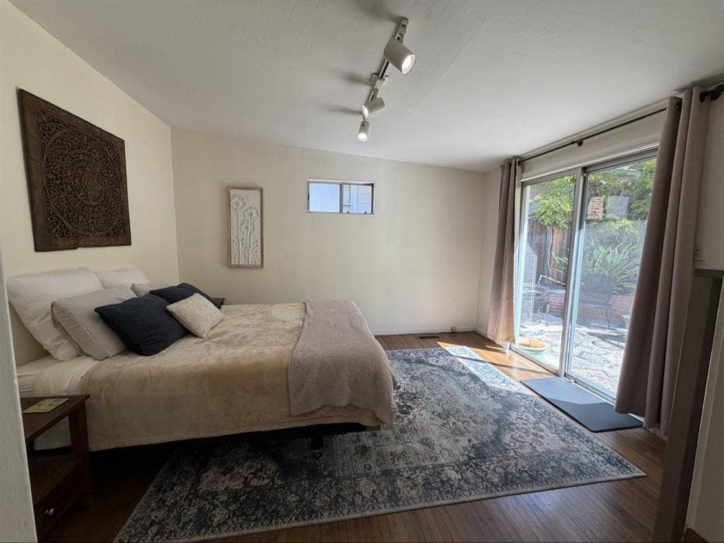 Charming 2 BR 2BA home room to rent