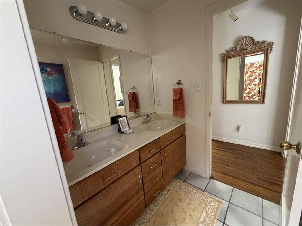 Charming 2 BR 2BA home room to rent