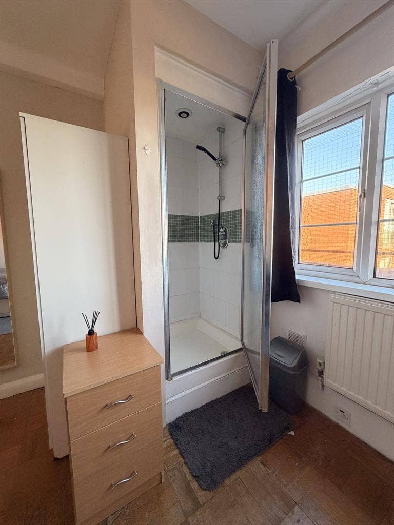 🏡 Spacious Furnished Double Room