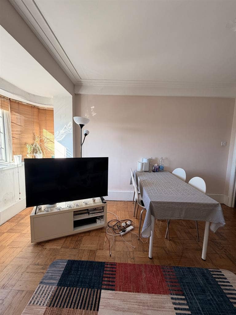 🏡 Spacious Furnished Double Room