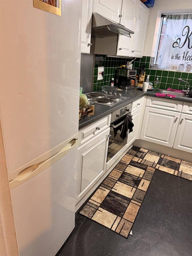 🏡 Spacious Furnished Double Room