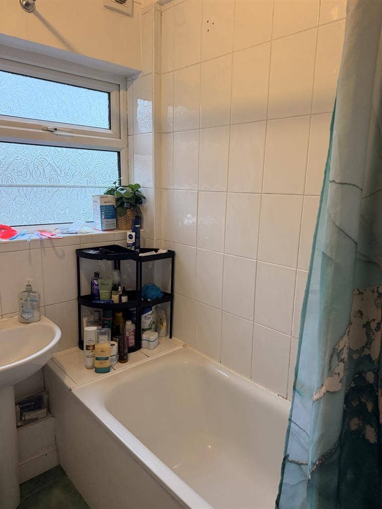 🏡 Spacious Furnished Double Room
