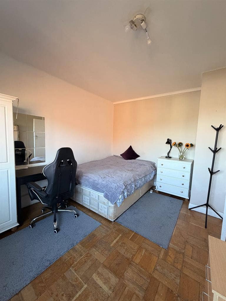 🏡 Spacious Furnished Double Room