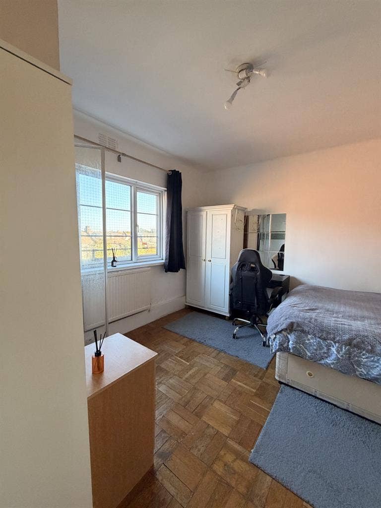 🏡 Spacious Furnished Double Room