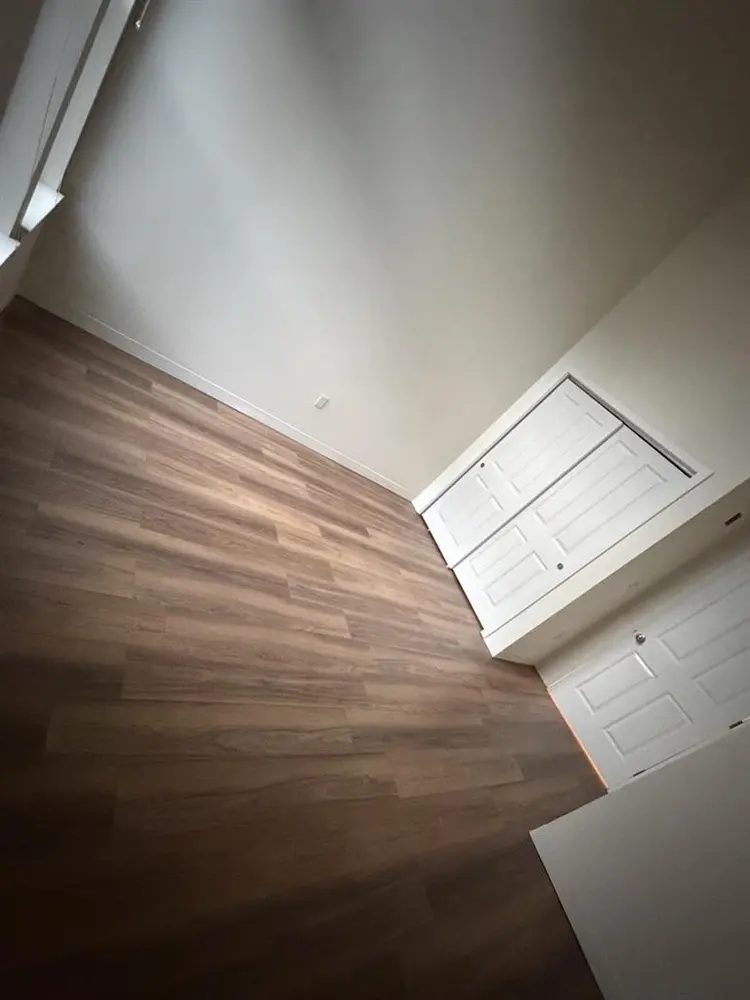 looking for female roomate 💐