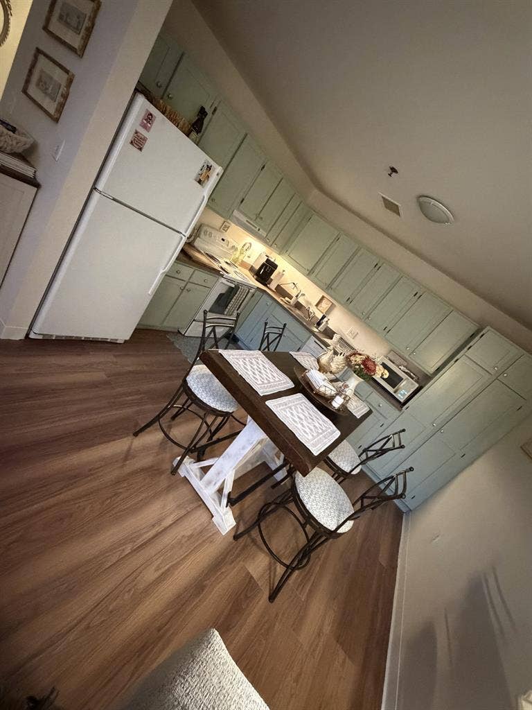 female roomate wanted