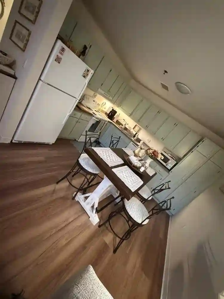 female roomate wanted