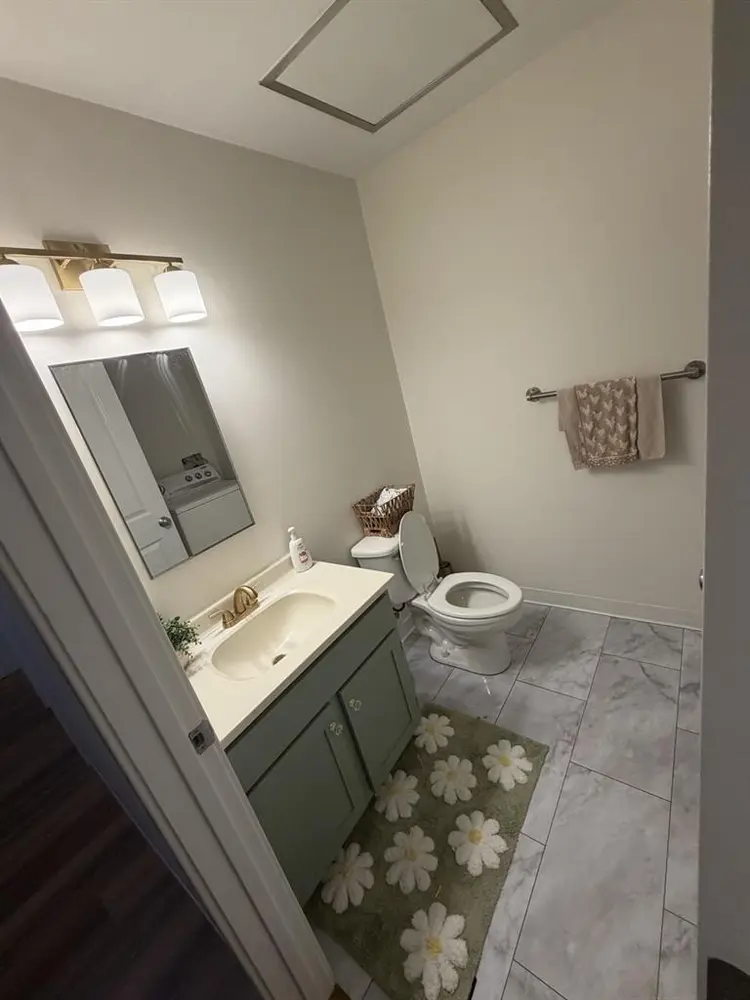 looking for female roomate 💐