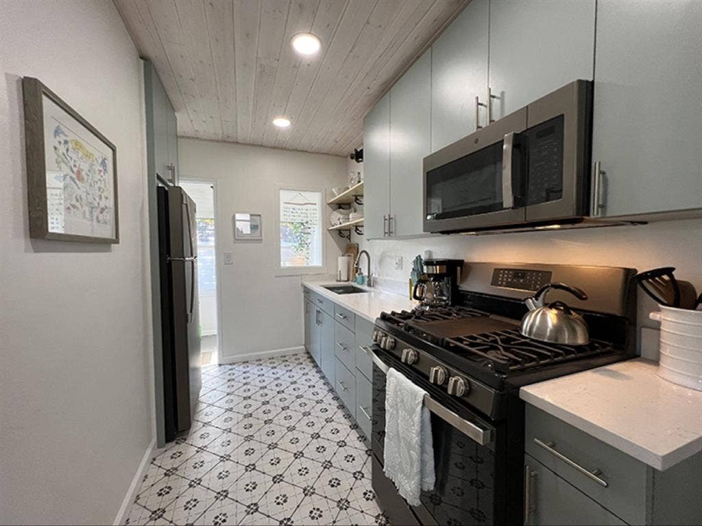 1/1 furnished available