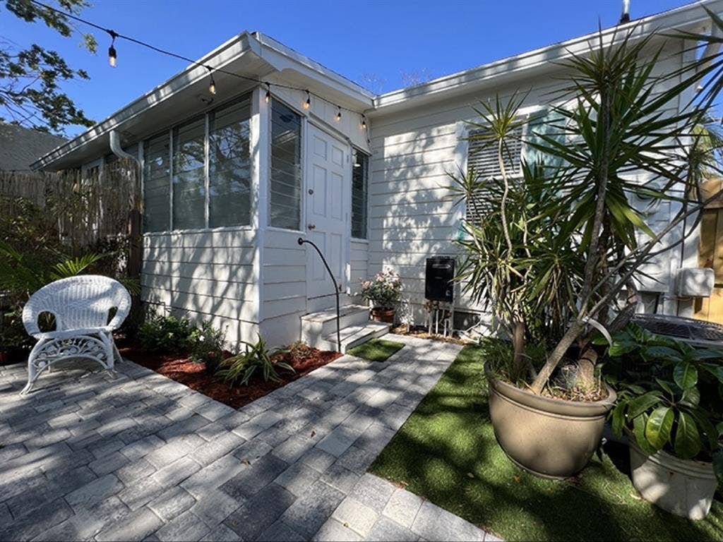 1/1 furnished available