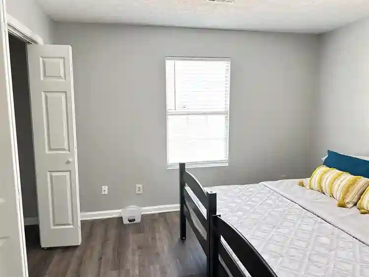 One room shared bathroom/Ready