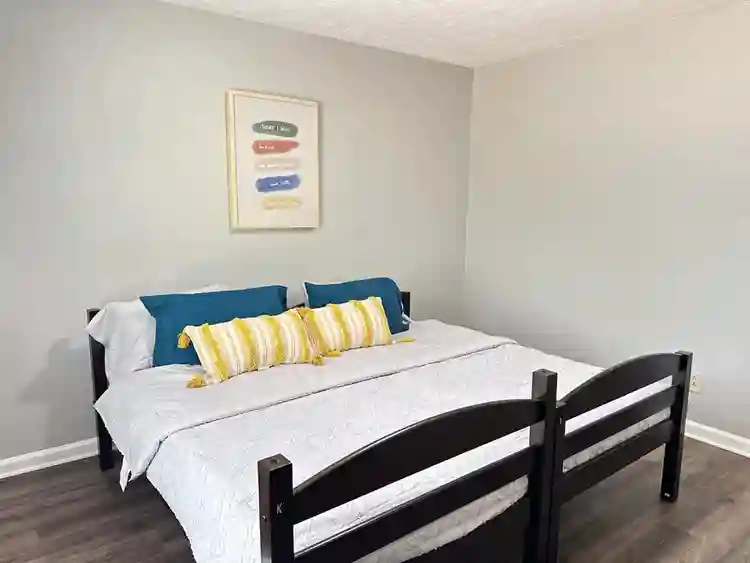 One room shared bathroom/Ready