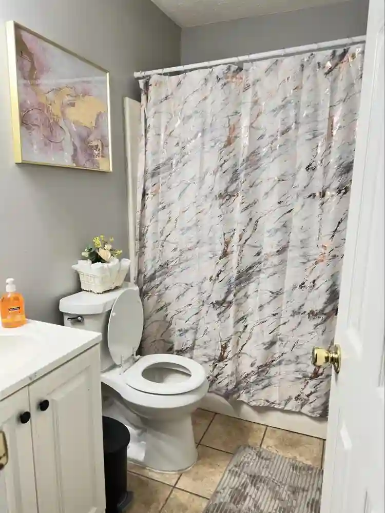 One room shared bathroom/Ready