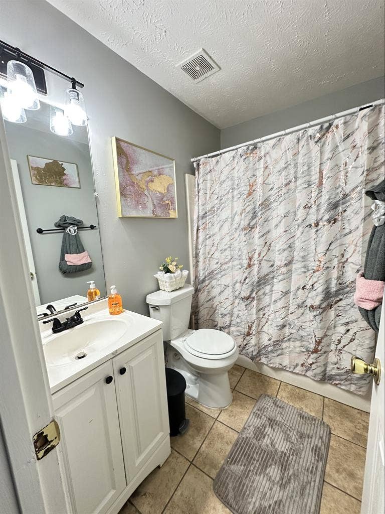 One room shared bathroom/Ready