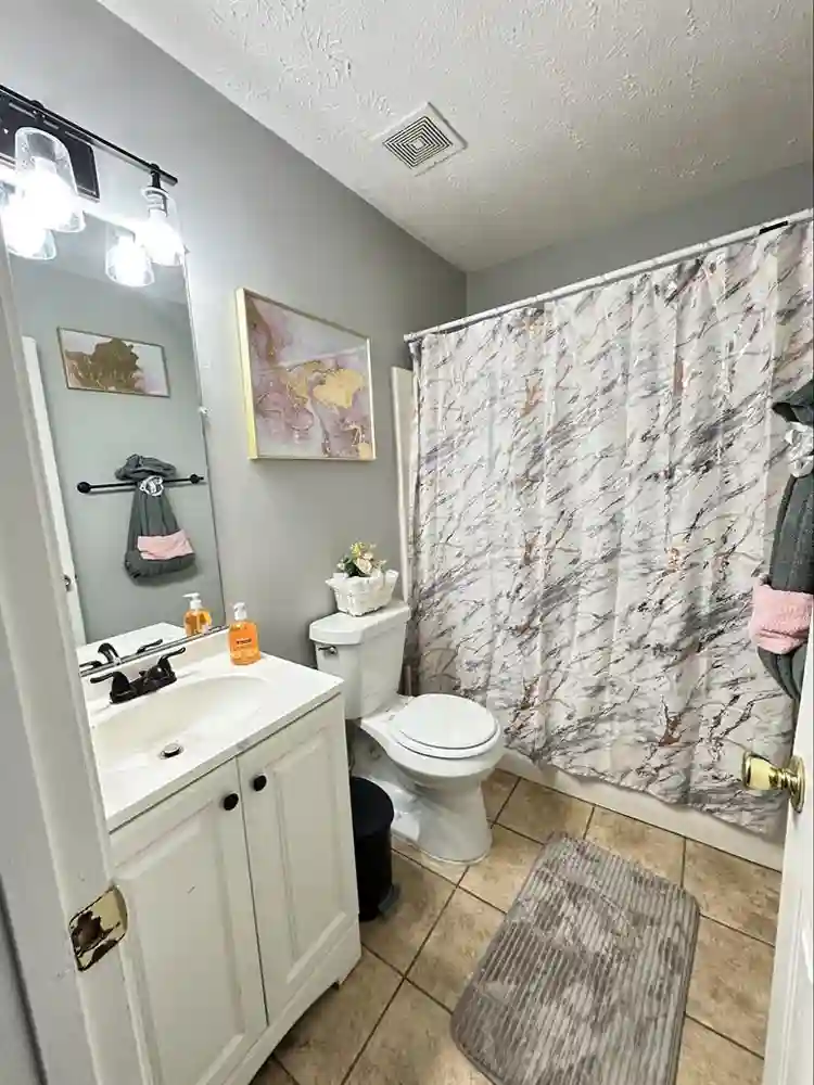 One room shared bathroom/Ready
