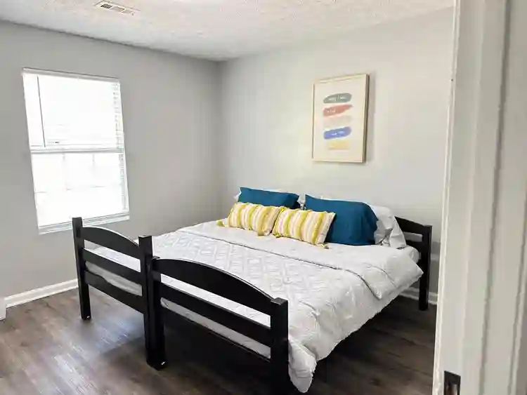 One room shared bathroom/Ready
