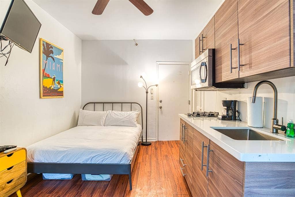Cozy, waterfront condo with WiFi