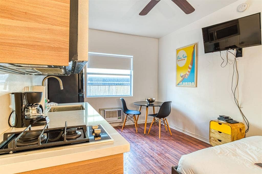 Cozy, waterfront condo with WiFi