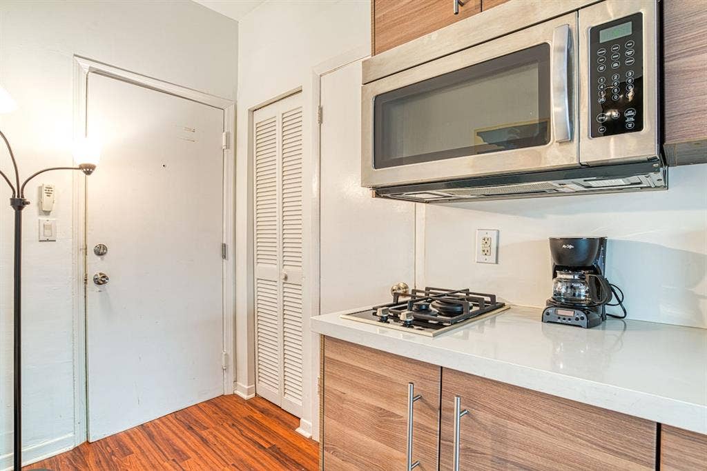 Cozy, waterfront condo with WiFi