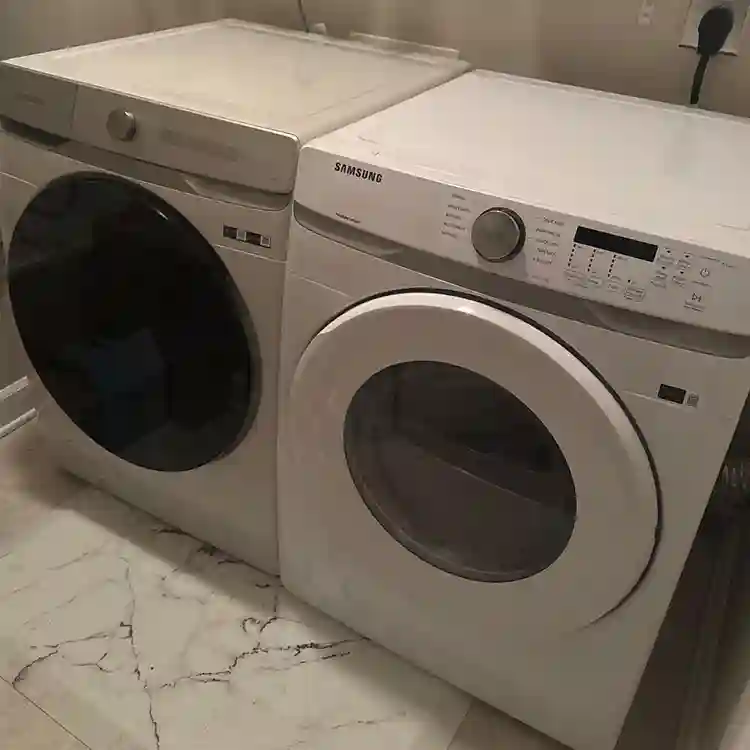 LOOKING FOR A ROOMMATE