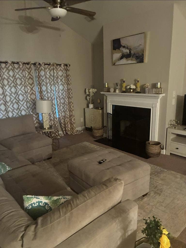 LOOKING FOR A ROOMMATE