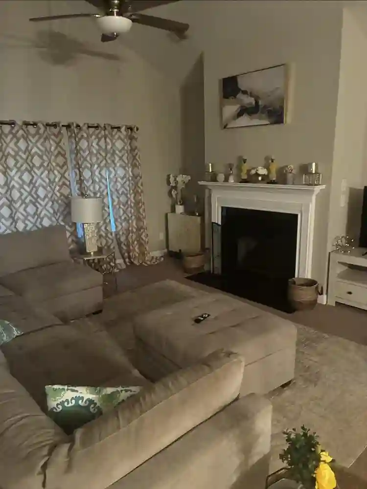 LOOKING FOR A ROOMMATE