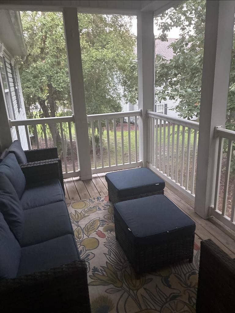 LOOKING FOR A ROOMMATE