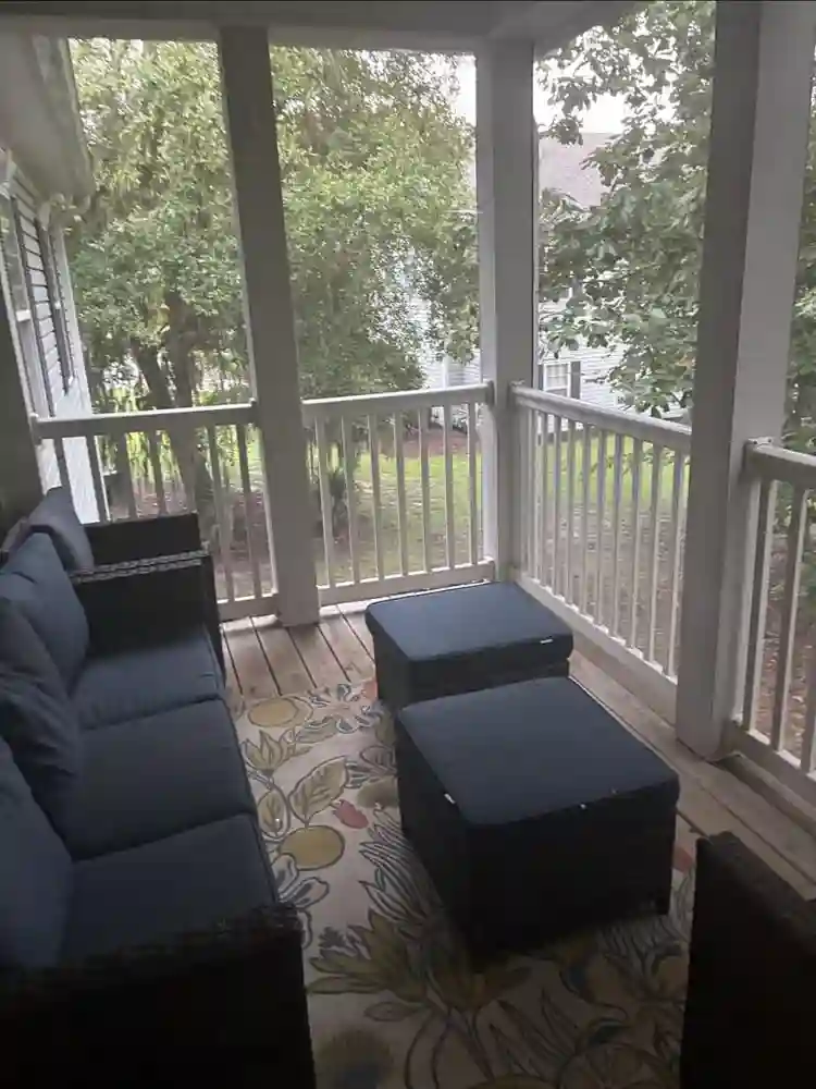 LOOKING FOR A ROOMMATE