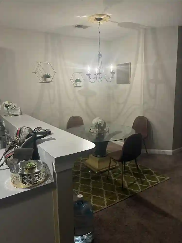 LOOKING FOR A ROOMMATE