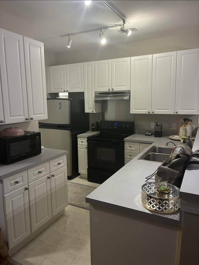 LOOKING FOR A ROOMMATE