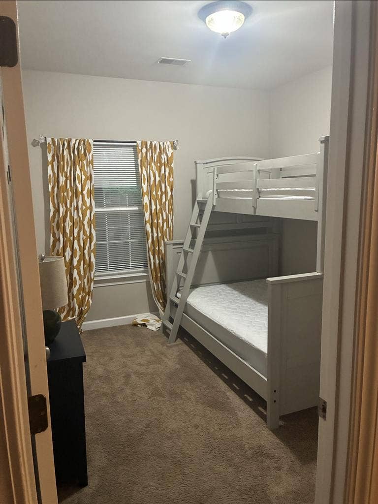 LOOKING FOR A ROOMMATE